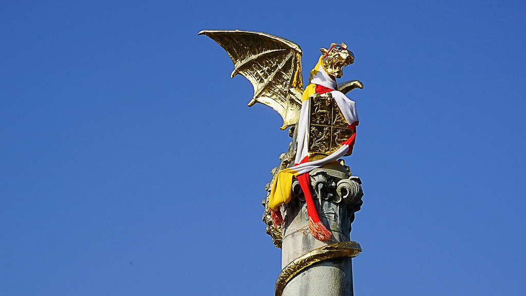 Draak op het stationsplein Den Bosch in Carnavalstenue | Flickr
